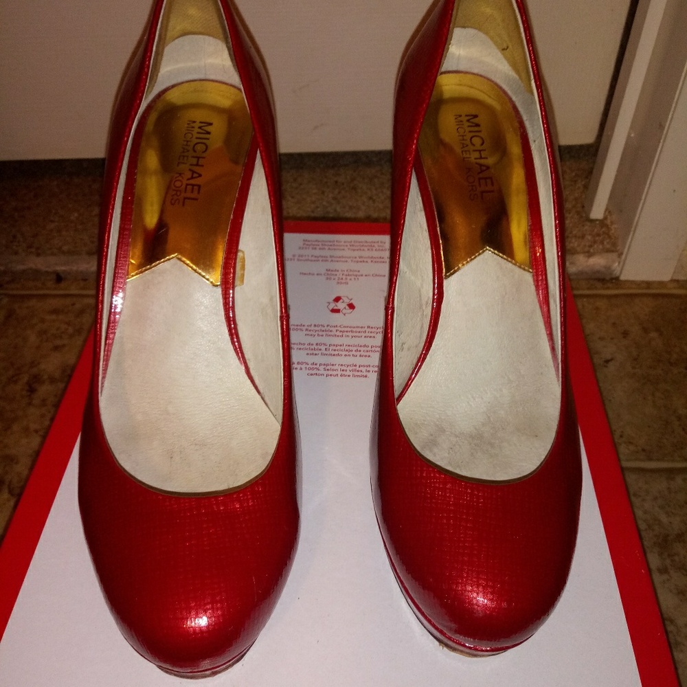 👠 Micheal Kors red pumps